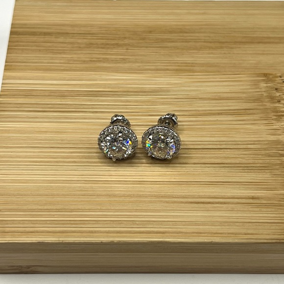 Elegant 925 Sterling Silver 4.00CT MOISSANITE screw back Stud Earrings - Picture 4 of 14